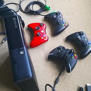 2 Xbox 360 CONTROLLERS